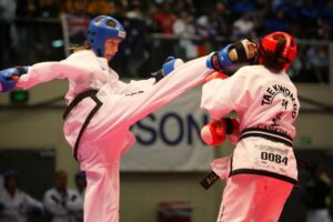 Competidora de Taekwondo pateando la cabeza de otra competidora