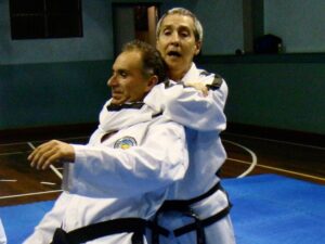 Dos Maestros demostrando un agarre de defensa personal