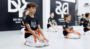 Practicantes de Taekwondo demostrando su concentración