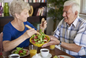 comiendo ensalada