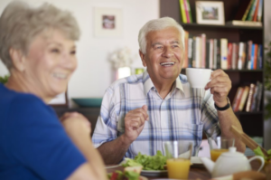 pareja adulta comiendo saludablemente