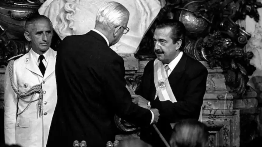 Raúl Alfonsín y el proceso de transición hacia la democracia.