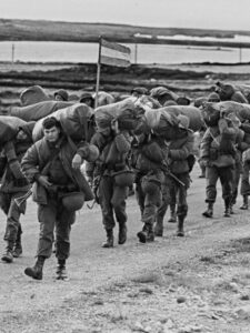 Soldados camino a la batalla de San Carlos