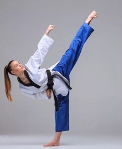 Mujer practicante de Taekwondo demostrando fuerza, equilibrio y flexibilidad