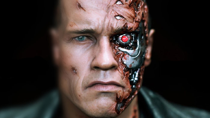 Un hombre con media cara humana y media cara de robot