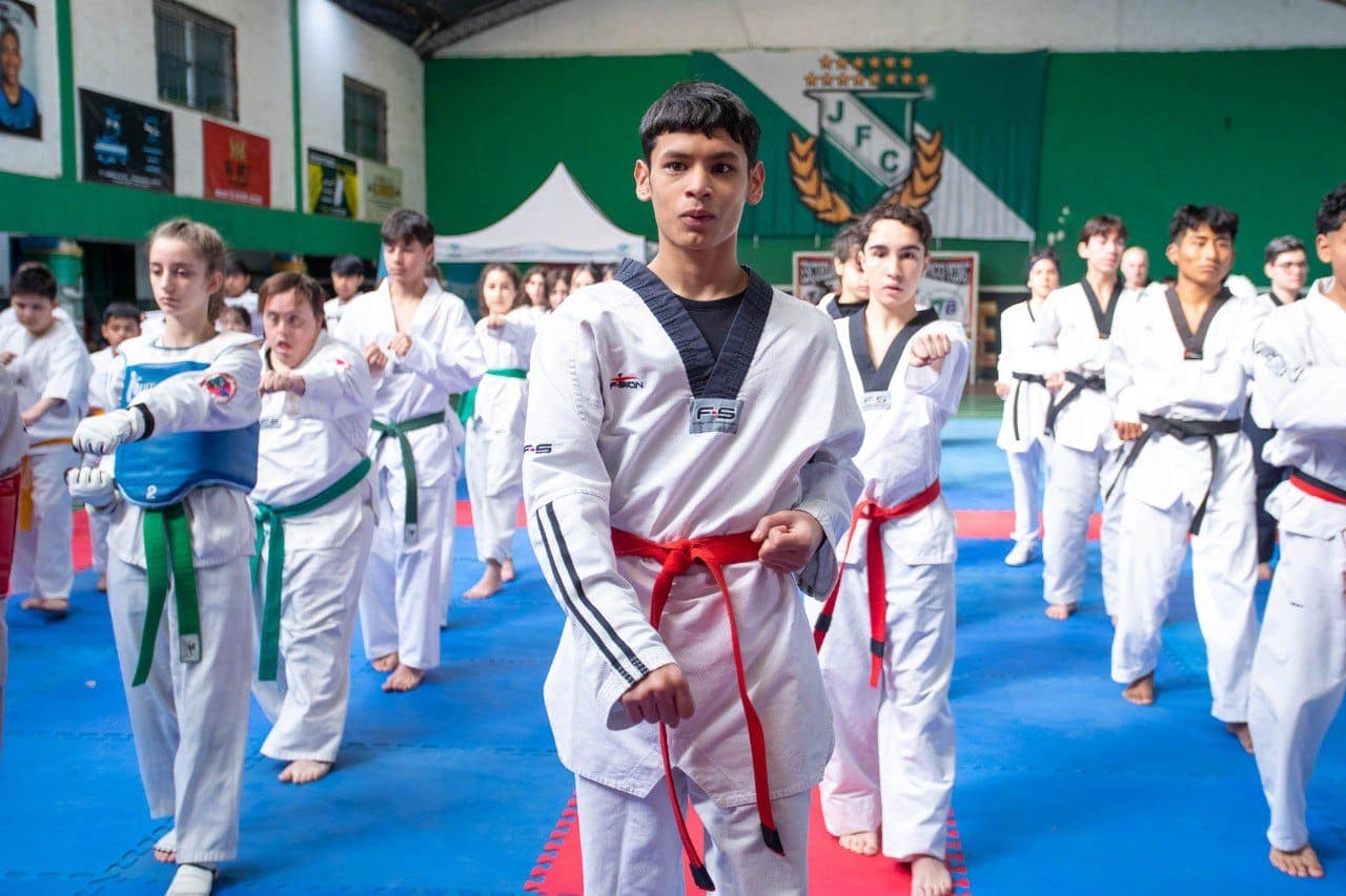 Varios alumnos de world taekwondo