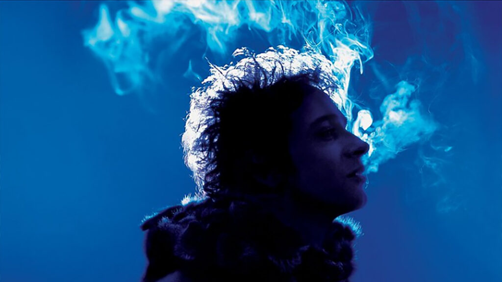 Gustavo Cerati con fondo azul y humo