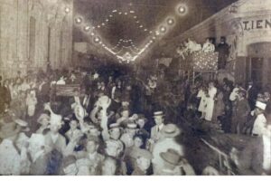 Gente reunida en las calles festejando