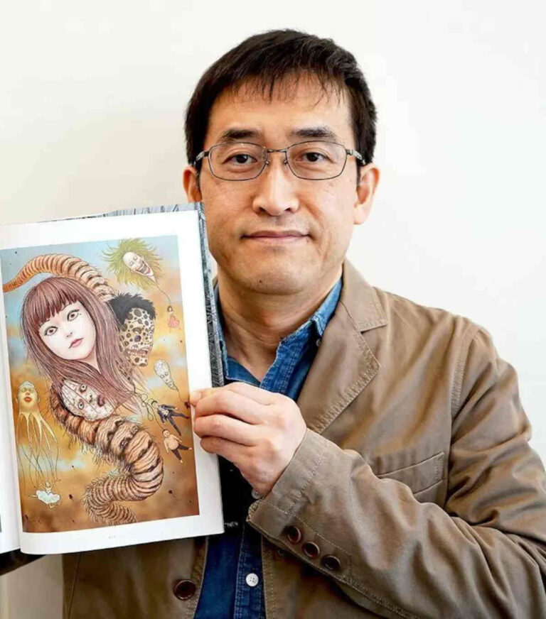 El mangaka japonés Junji Ito sostiene uno de sus libros de arte. el cual recopila ilustraciones basadas en unos de sus mangas y historias cortas.