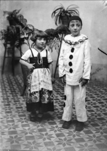 Dos niños en el carnaval