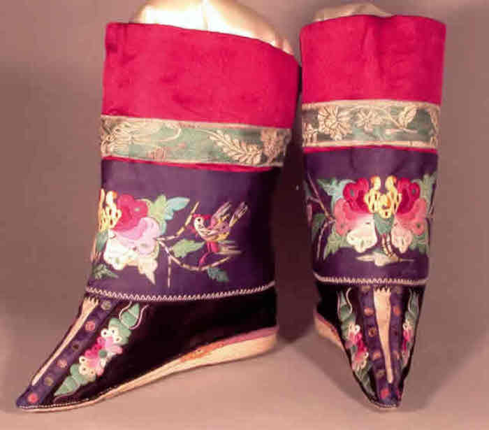 delicado zapato antiguo, usado en la practica del vendado de pies