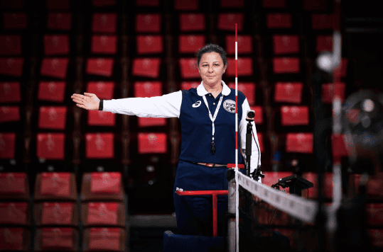 arbitro de voley marcando punto otorgado