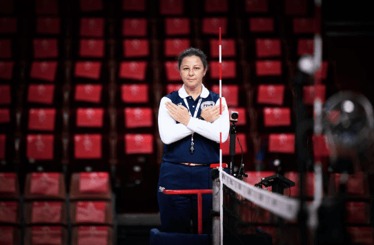 arbitro de voley marcando fin del set o partido