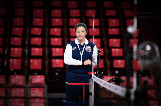 arbitro de voley marcando cambio de lado