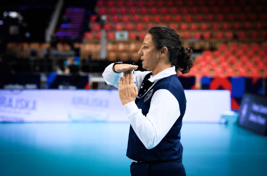 arbitro de voley marcando tiempo
