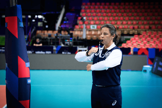 arbitro de voley marcando sustitucion