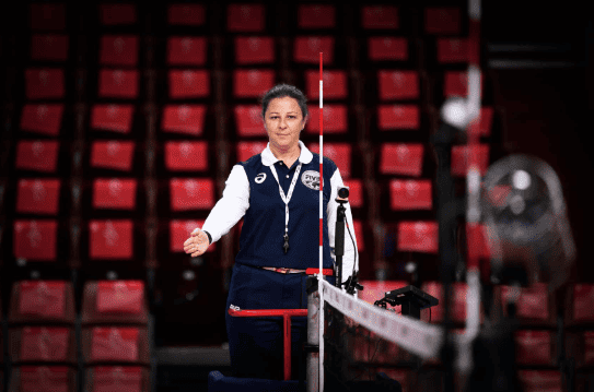 arbitro de voley marcando pelota adentro