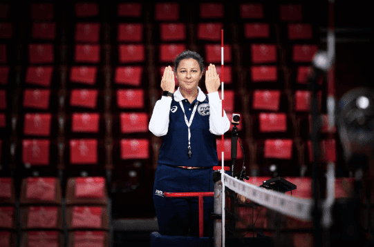 arbitro de voley marcando pelota afuera