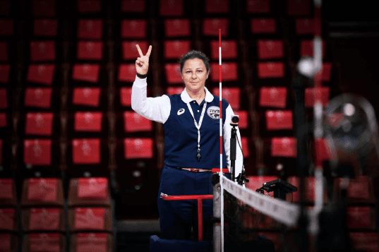 arbitro de voley marcando doble toque