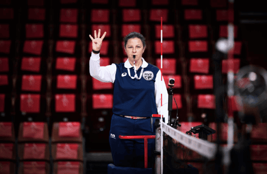 arbitro de voley marcando 4 toques