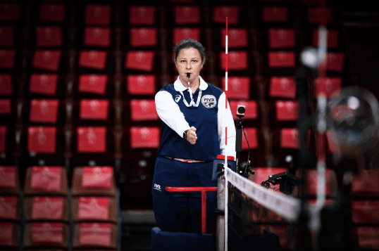 arbitro de voley marcando toque de red