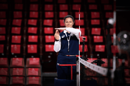 arbitro de voley marcando pelota tocada