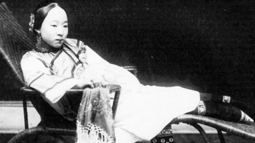 dama rica de la China antigua, con pies de loto