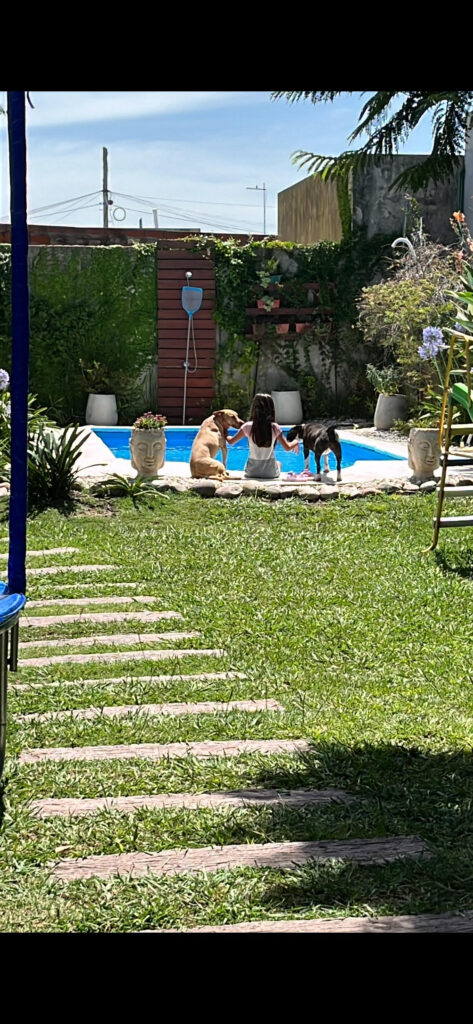 Greta con nuestros perros, Caramelo y Rubi.