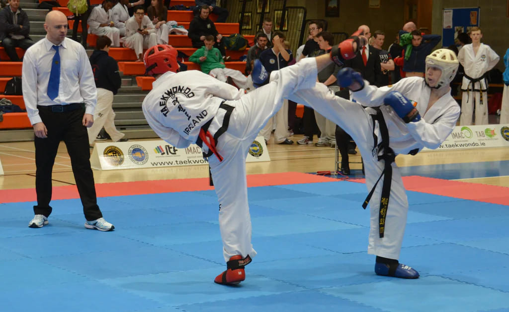 Competidores de Taekwondo ITF pateando a la vez