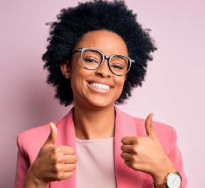 mujer sonriendo