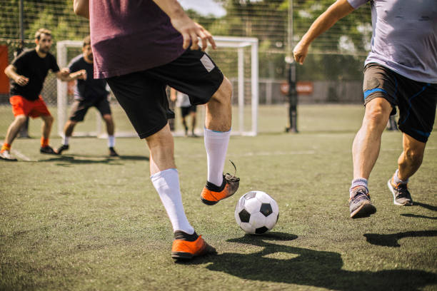 La imagen muestra un domingo de futbol con amigos
