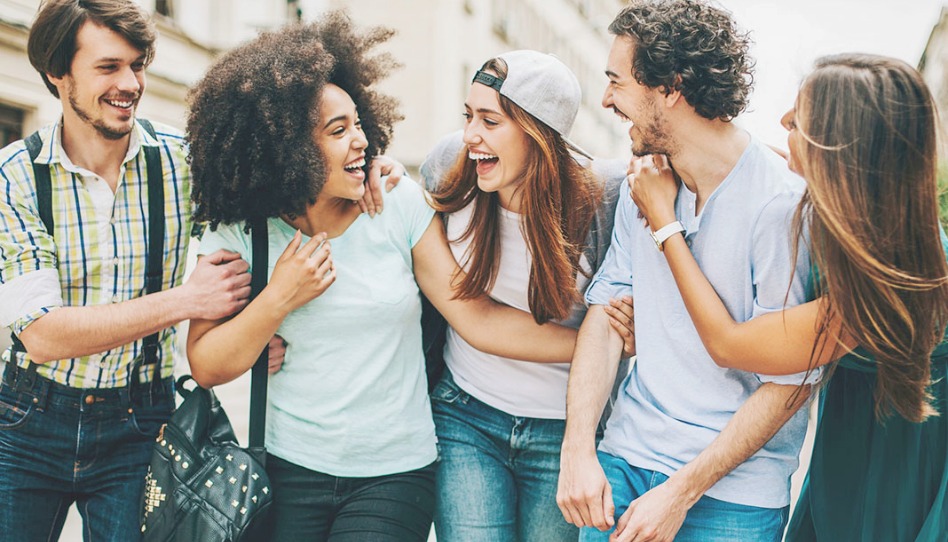 La imagen muestra una juntada con amigos y risas en un fin de semana