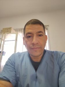 Foto de cara hombre pelo corto.