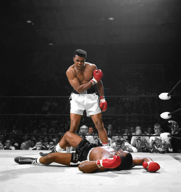 el boxeador Muhammad Ali  celebrndo que gano su primera pelea