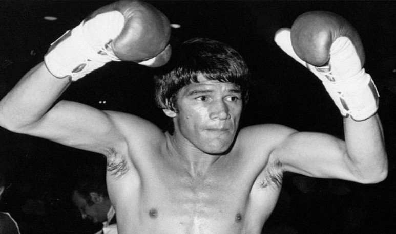 el boxeador carlos monzon celebrando que gano su pelea y festeja flexionando sus brazos