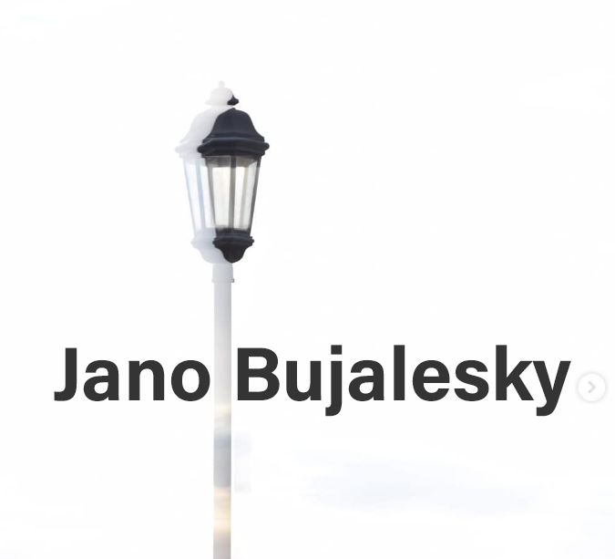 Foto de farol desvanecido en el cielo y nombre de autor.