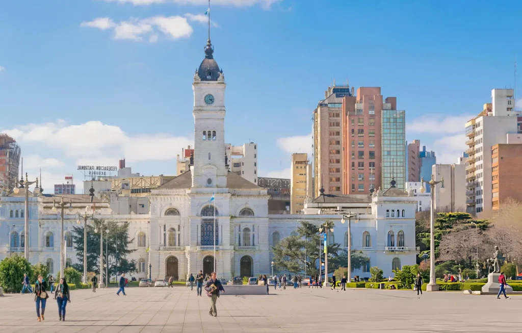 ciudad con el edificio de la municipiladad, de color blanco. localizacion: ciudad de La Plata