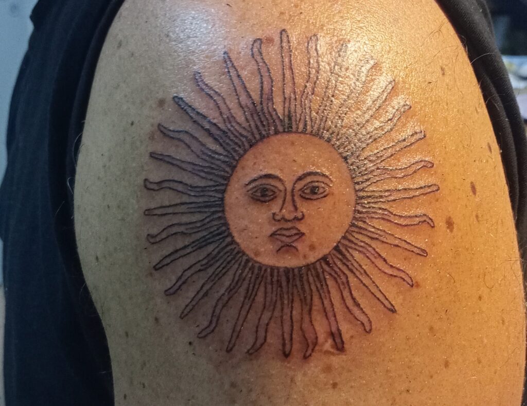tatuaje en el hombro del sol de la bandera argentina