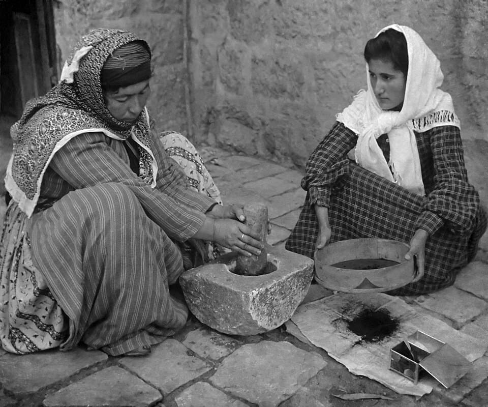 mujeres moliendo café