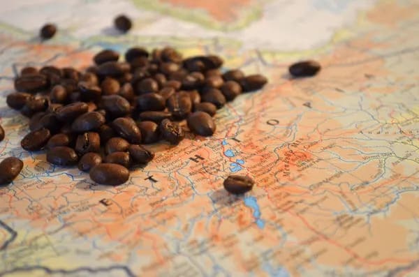 granos de café en un mapa de Etiopía