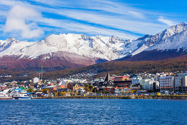ciudad con una bahia y montañas. localizacion especifica Ushuaia, Tierra del Fuego