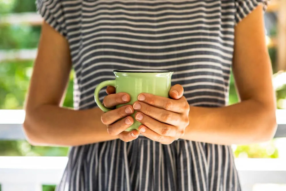 mujer con taza de café
